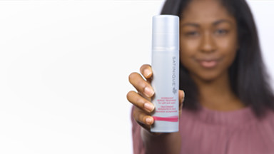 Mujer con un el producto de estilizado Satinique. Conoce tutoriales para que seas tu propio estilista.