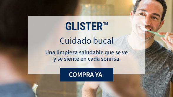 Hombre cepillándose los dientes. Productos Glister para el cuidado bucal, una limpieza saludable que se ve y se siente en cada sonrisa.